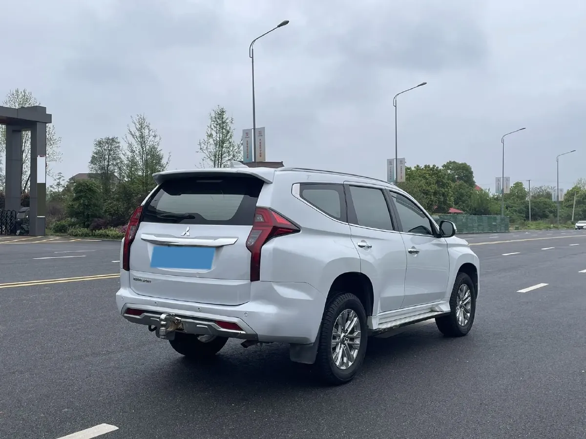 2020 Mitsubishi Pajero 3.0L 209HP V6 8AT,autocango,china used car exporter,china ev exporter,chinese used car exporter,chinese used ev exporter