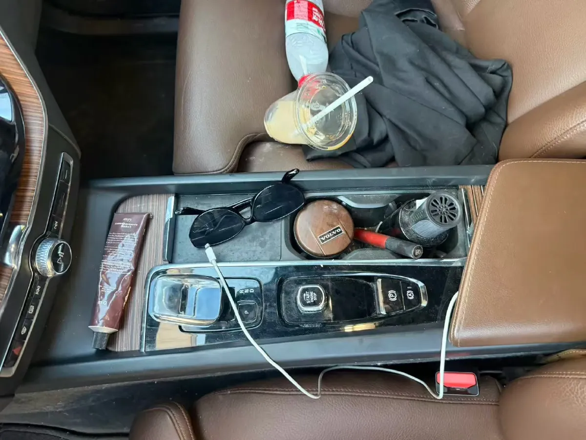 2024 Volvo XC60 2.0T 250HP L4 8AT,autocango,china used car exporter,china ev exporter,chinese used car exporter,chinese used ev exporter