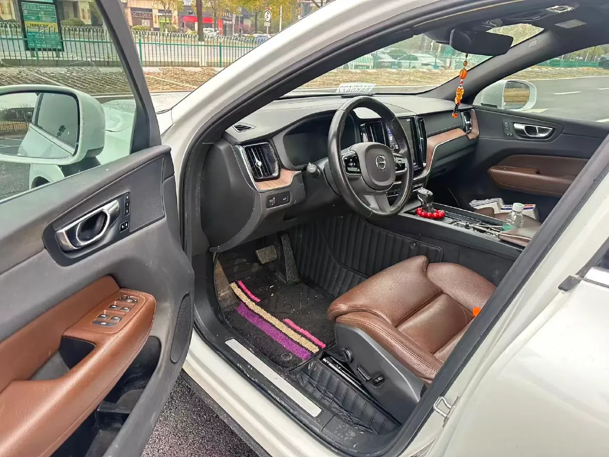 2021 Volvo XC60 2.0T 250HP L4 8AT,autocango,china used car exporter,china ev exporter,chinese used car exporter,chinese used ev exporter