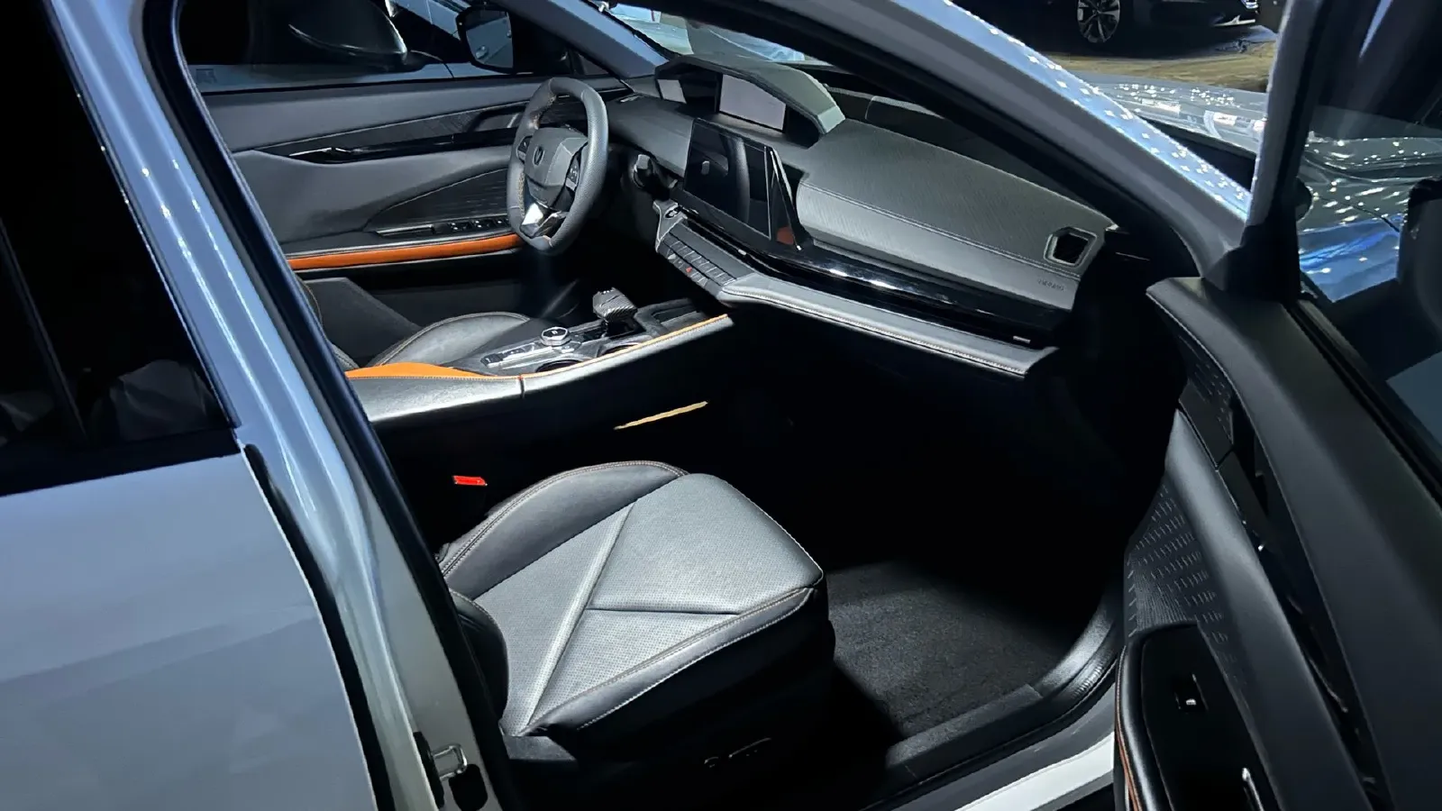 2023 ChangAn UNI-V iDD 1.5T 170HP L4 6TCT PHEV 18.4KWH,autocango,china used car exporter,china ev exporter,chinese used car exporter,chinese used ev exporter