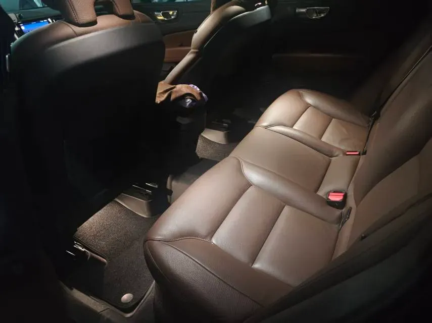 2023 Volvo XC60 2.0T 250HP L4 8AT,autocango,china used car exporter,china ev exporter,chinese used car exporter,chinese used ev exporter