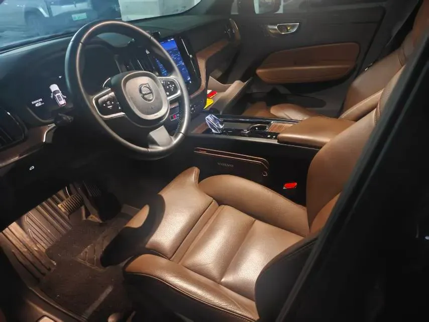 2023 Volvo XC60 2.0T 250HP L4 8AT,autocango,china used car exporter,china ev exporter,chinese used car exporter,chinese used ev exporter