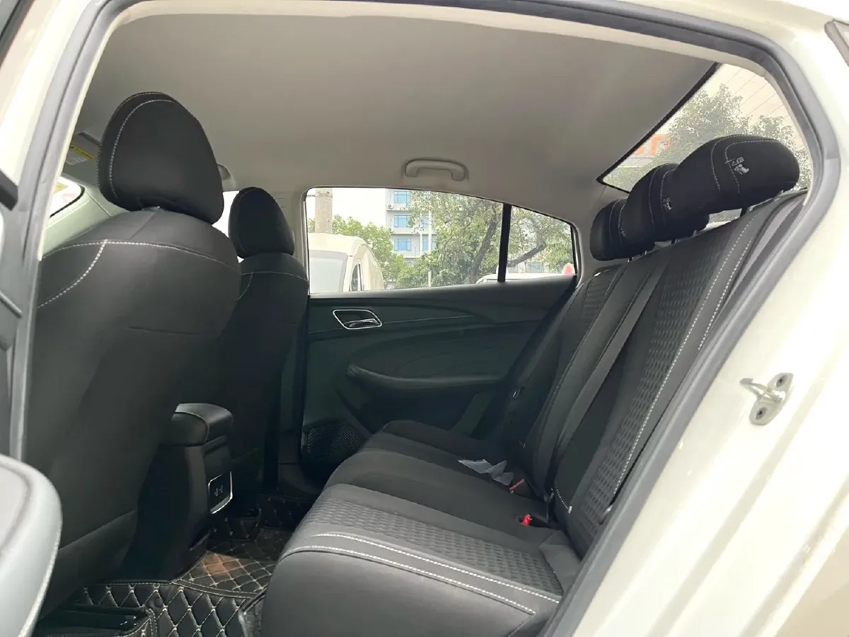 2020 Roewe i5 1.5L 120HP L4 5MT,autocango,china used car exporter,china ev exporter,chinese used car exporter,chinese used ev exporter