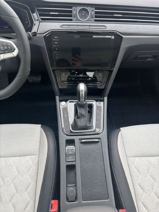 2026 Volkswagen Magotan 2.0T 220HP L4 7DCT,autocango,china used car exporter,china ev exporter,chinese used car exporter,chinese used ev exporter