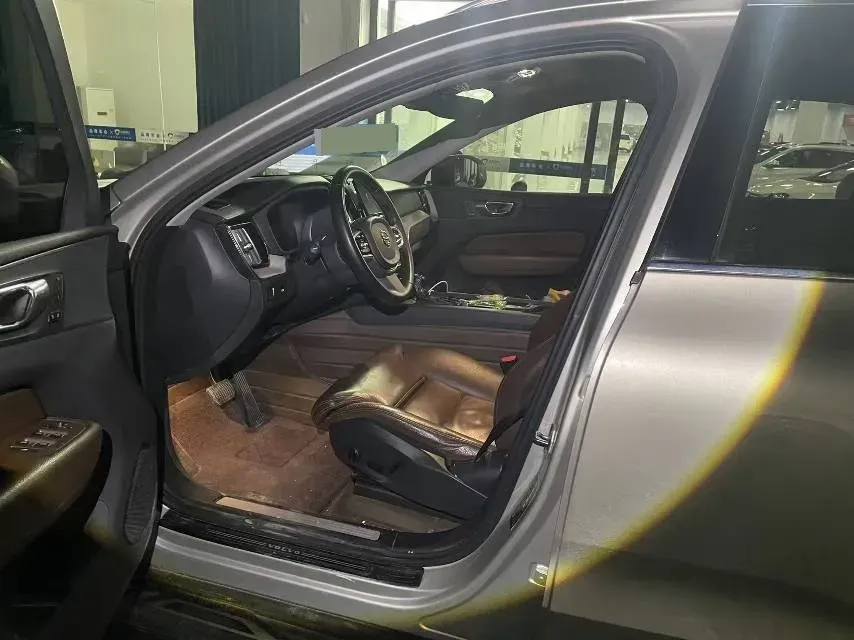 2020 Volvo XC60 2.0T 254HP L4 8AT,autocango,china used car exporter,china ev exporter,chinese used car exporter,chinese used ev exporter