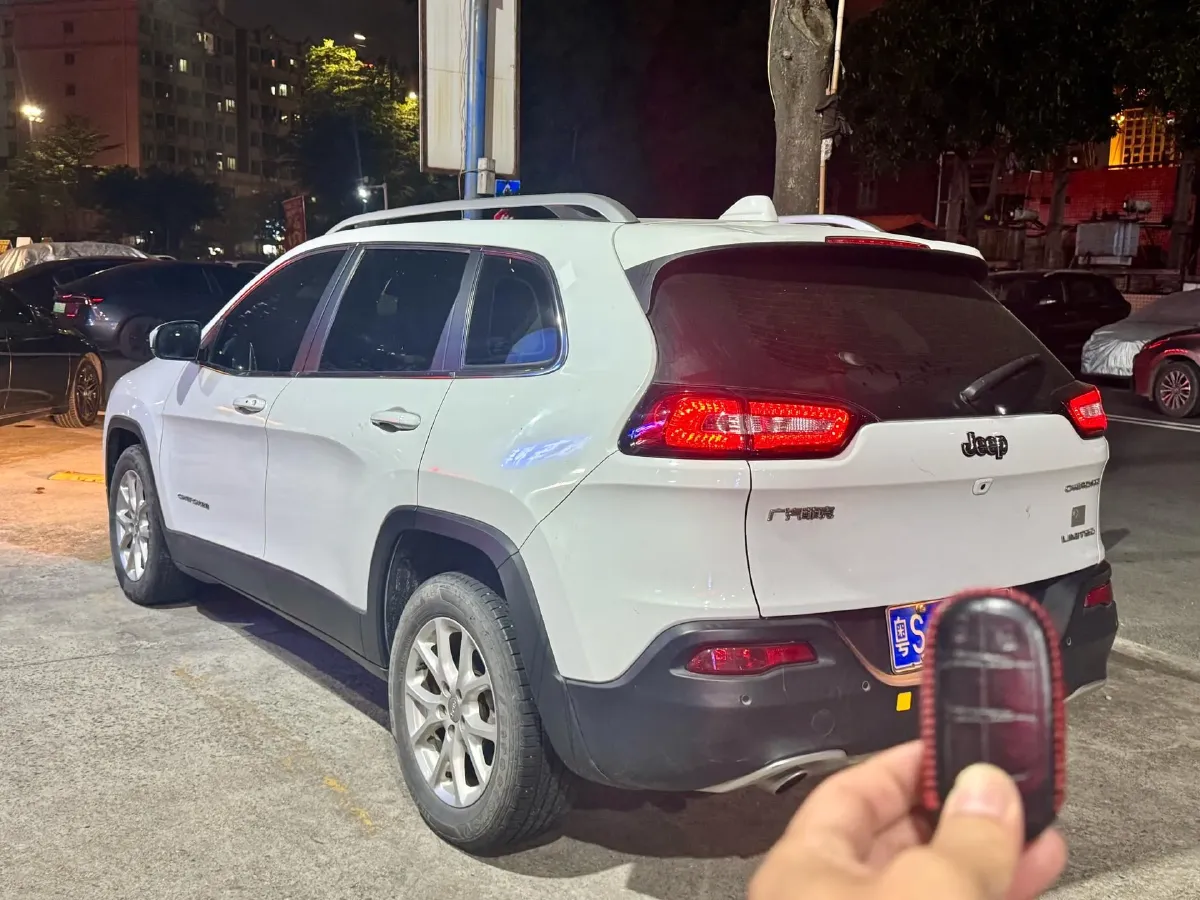 2017 Jeep Cherokee 2.0L 155HP L4 9AT,autocango,china used car exporter,china ev exporter,chinese used car exporter,chinese used ev exporter
