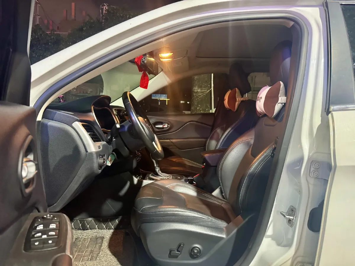 2017 Jeep Cherokee 2.0L 155HP L4 9AT,autocango,china used car exporter,china ev exporter,chinese used car exporter,chinese used ev exporter