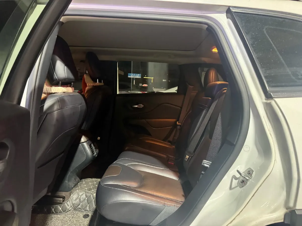 2017 Jeep Cherokee 2.0L 155HP L4 9AT,autocango,china used car exporter,china ev exporter,chinese used car exporter,chinese used ev exporter