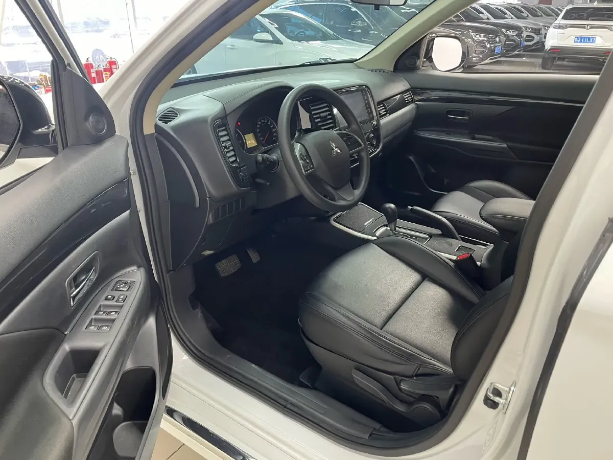 2021 Mitsubishi Outlander 2.0L 166HP L4 CVT,autocango,china used car exporter,china ev exporter,chinese used car exporter,chinese used ev exporter