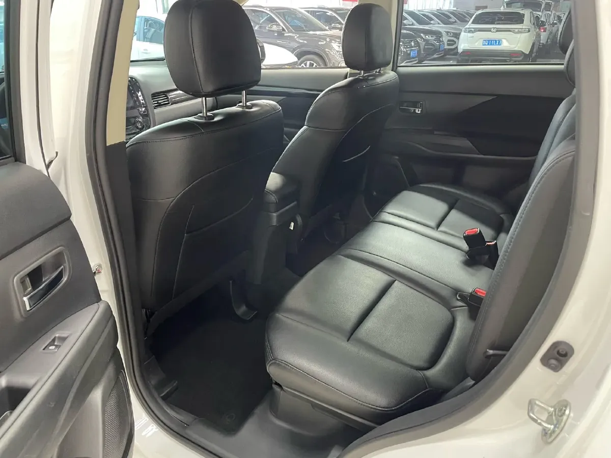 2021 Mitsubishi Outlander 2.0L 166HP L4 CVT,autocango,china used car exporter,china ev exporter,chinese used car exporter,chinese used ev exporter