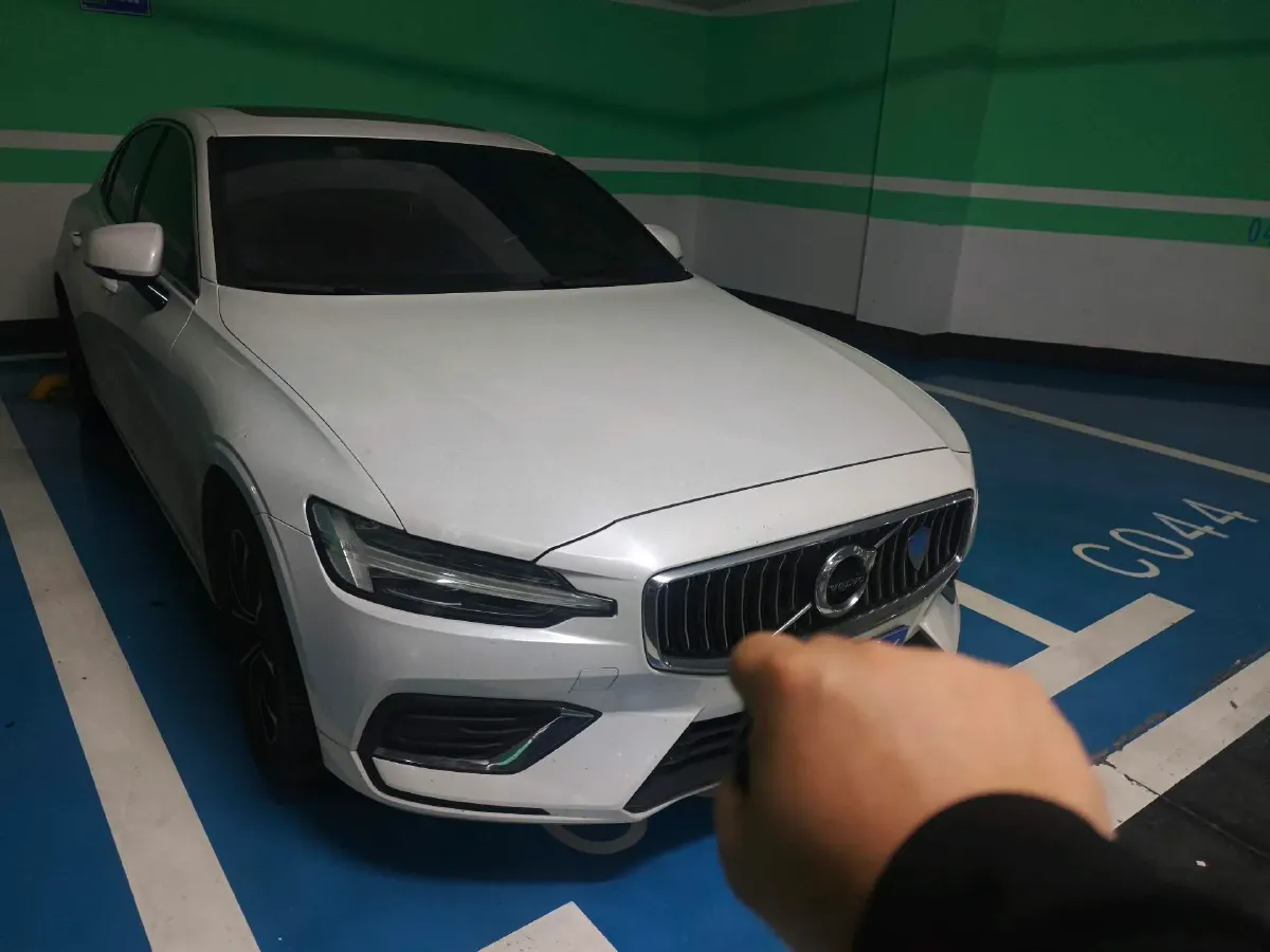 2021 Volvo S60 2.0T 190HP L4 8AT,autocango,china used car exporter,china ev exporter,chinese used car exporter,chinese used ev exporter
