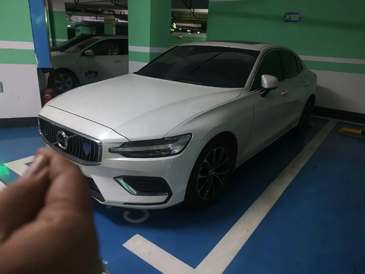 2021 Volvo S60 2.0T 190HP L4 8AT,autocango,china used car exporter,china ev exporter,chinese used car exporter,chinese used ev exporter