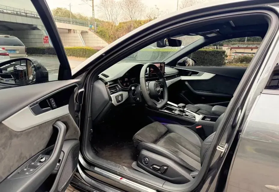 2022 Audi A4L 2.0T 252HP L4 7DCT,autocango,china used car exporter,china ev exporter,chinese used car exporter,chinese used ev exporter