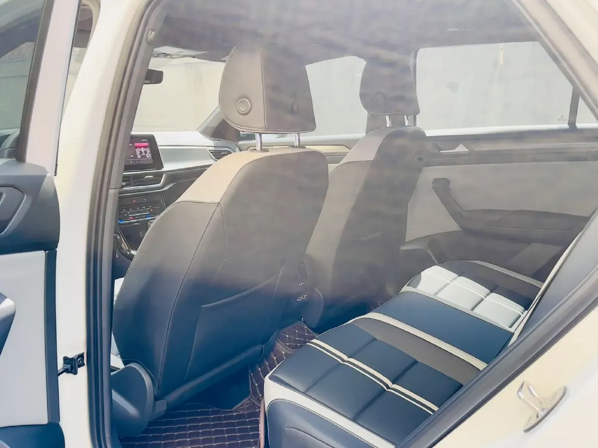 2025 Volkswagen T-Roc 1.5T 160HP L4 7DCT,autocango,china used car exporter,china ev exporter,chinese used car exporter,chinese used ev exporter