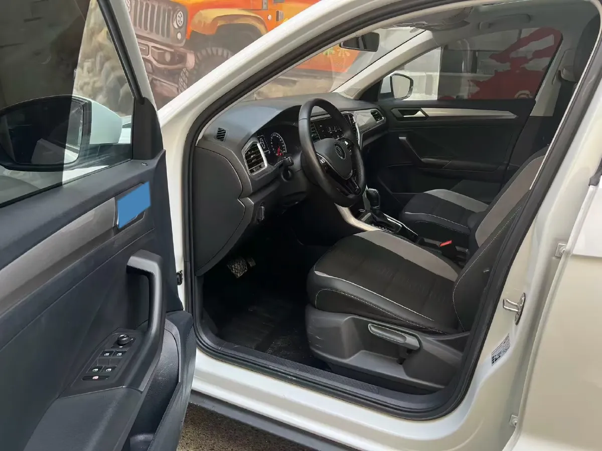 2022 Volkswagen T-Roc 1.4T 150HP L4 7DCT,autocango,china used car exporter,china ev exporter,chinese used car exporter,chinese used ev exporter