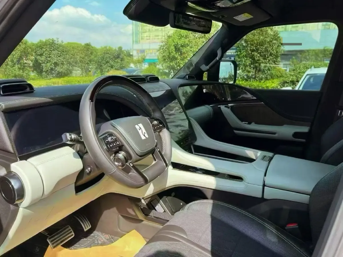 2024 YangWang U8 2.0T 272HP L4 REEV 49.05KWH,autocango,china used car exporter,china ev exporter,chinese used car exporter,chinese used ev exporter