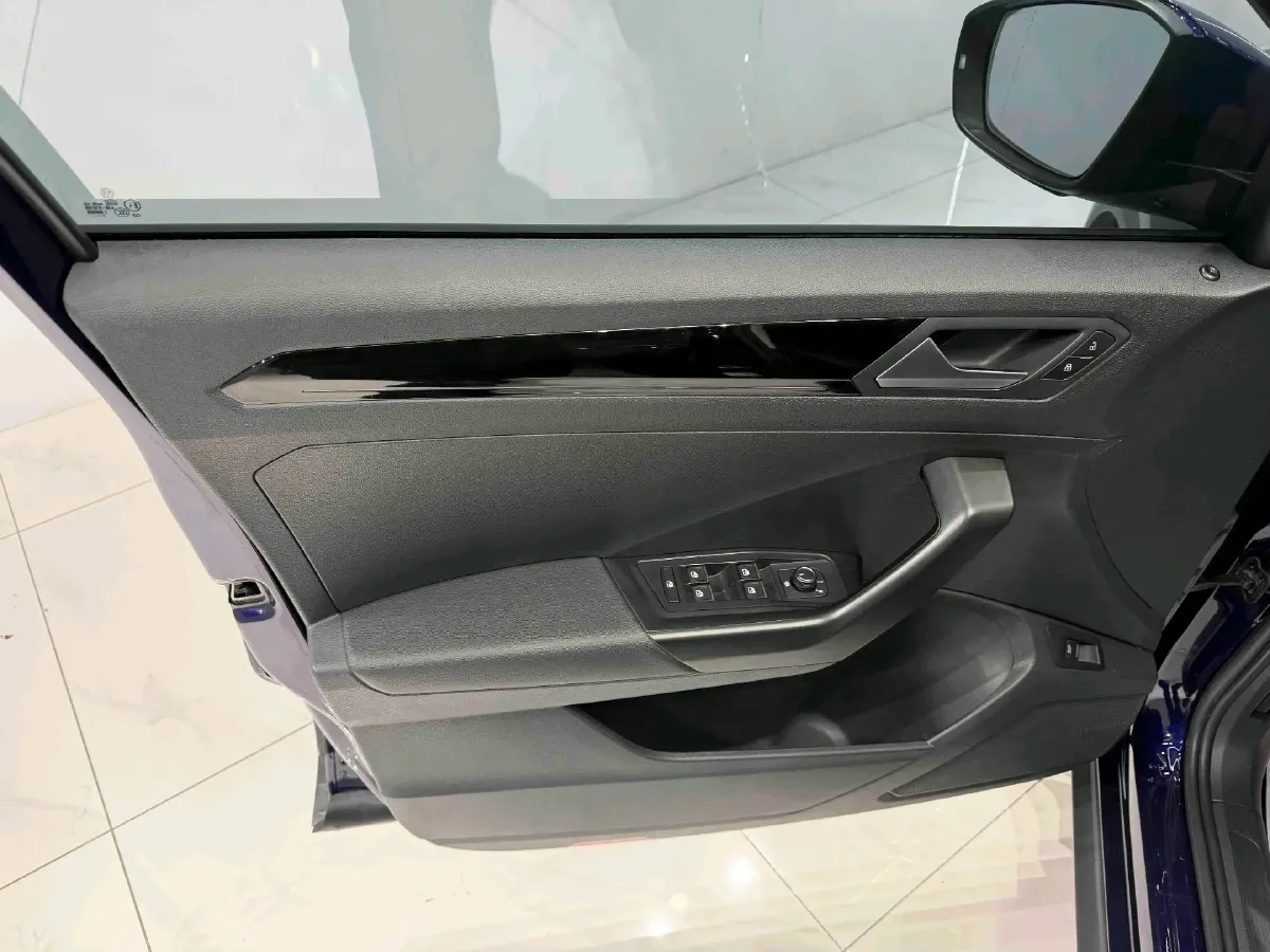 2022 Volkswagen T-Roc 1.4T 150HP L4 7DCT,autocango,china used car exporter,china ev exporter,chinese used car exporter,chinese used ev exporter