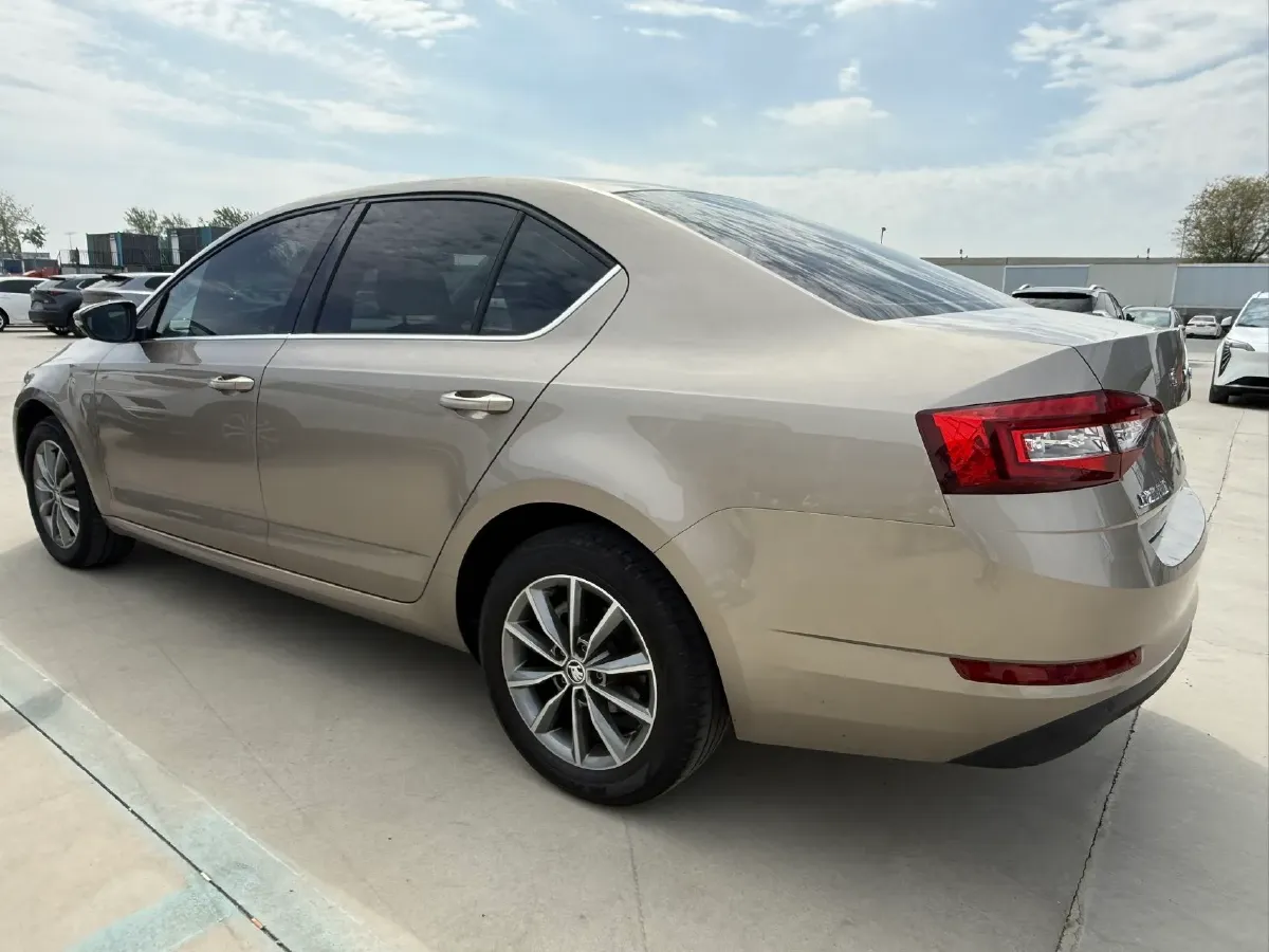 2022 Skoda Octavia 1.5L 113HP L4 6AT,autocango,china used car exporter,china ev exporter,chinese used car exporter,chinese used ev exporter