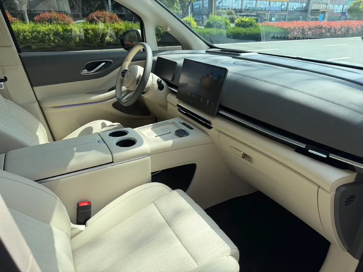 2025 Voyah Dream 1.5T 150HP L4 PHEV 41.7KWH,autocango,china used car exporter,china ev exporter,chinese used car exporter,chinese used ev exporter