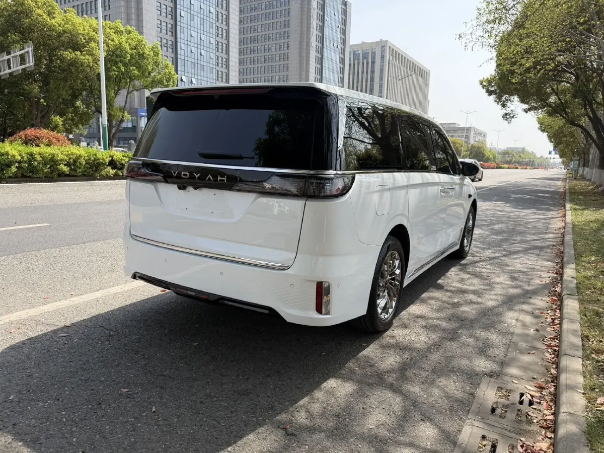 2025 Voyah Dream 1.5T 150HP L4 PHEV 41.7KWH,autocango,china used car exporter,china ev exporter,chinese used car exporter,chinese used ev exporter