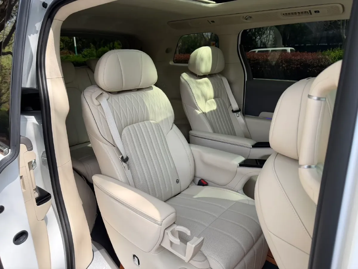 2025 Voyah Dream 1.5T 150HP L4 PHEV 41.7KWH,autocango,china used car exporter,china ev exporter,chinese used car exporter,chinese used ev exporter