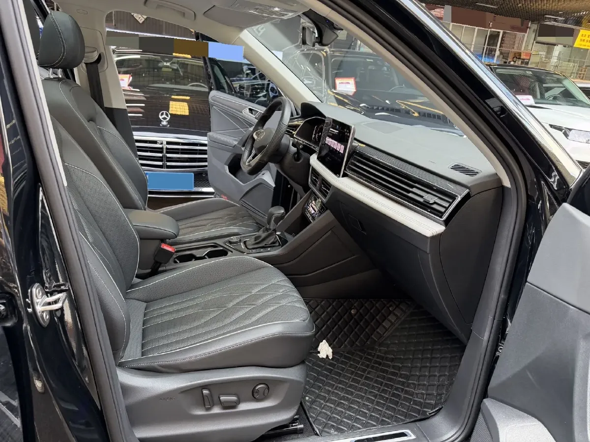 2024 Volkswagen Tiguan L 2.0T 220HP L4 7DCT,autocango,china used car exporter,china ev exporter,chinese used car exporter,chinese used ev exporter