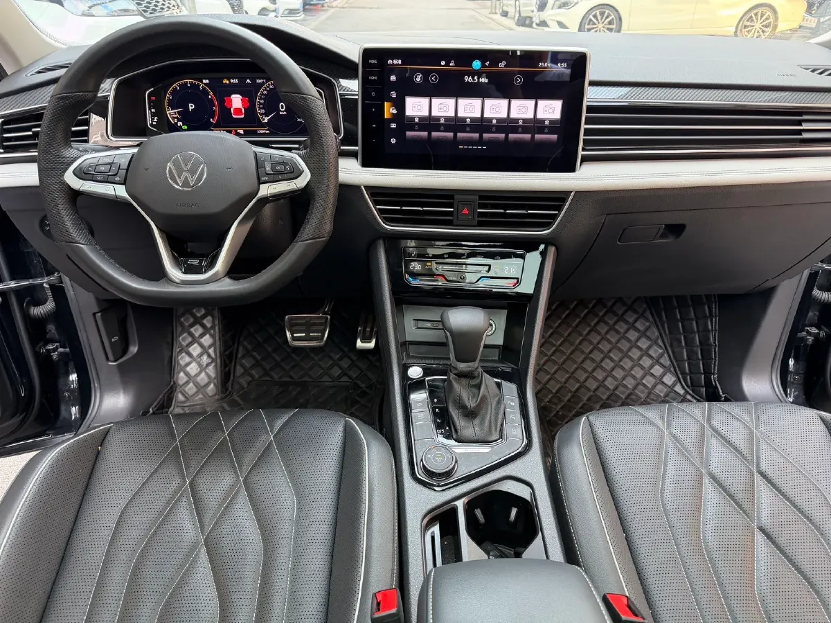 2024 Volkswagen Tiguan L 2.0T 220HP L4 7DCT,autocango,china used car exporter,china ev exporter,chinese used car exporter,chinese used ev exporter