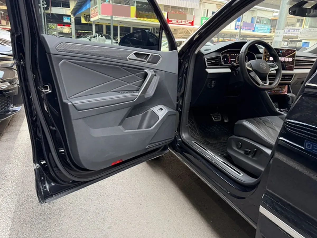 2024 Volkswagen Tiguan L 2.0T 220HP L4 7DCT,autocango,china used car exporter,china ev exporter,chinese used car exporter,chinese used ev exporter