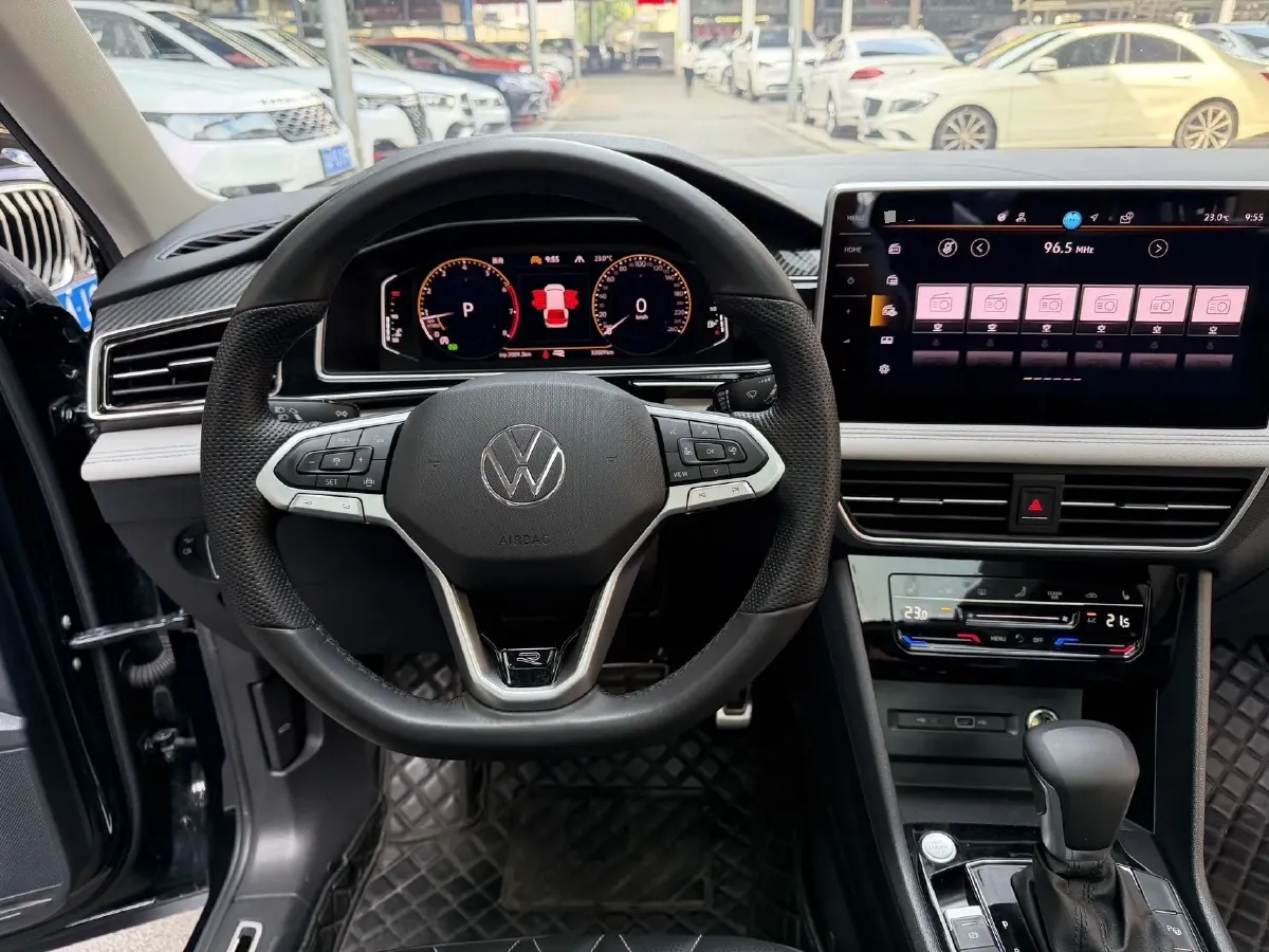 2024 Volkswagen Tiguan L 2.0T 220HP L4 7DCT,autocango,china used car exporter,china ev exporter,chinese used car exporter,chinese used ev exporter