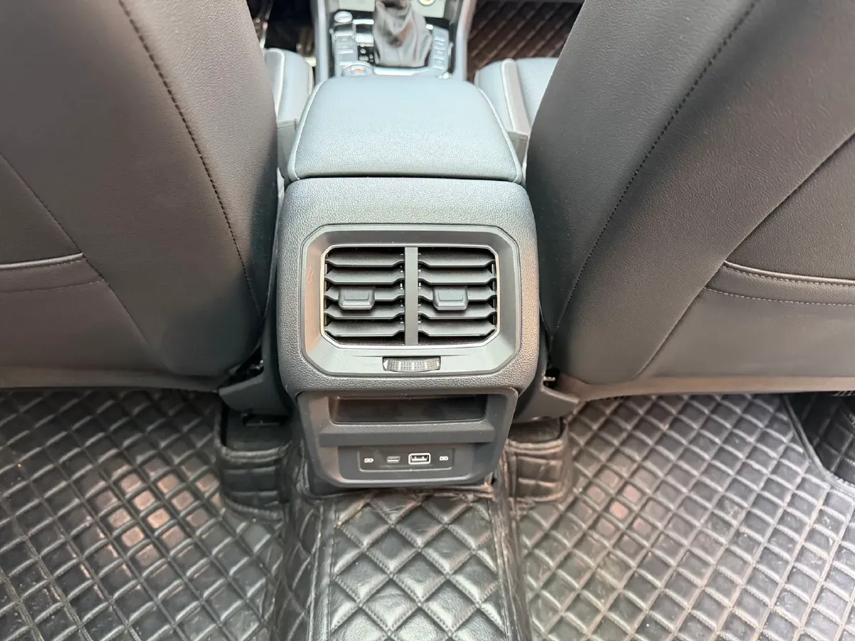 2024 Volkswagen Tiguan L 2.0T 220HP L4 7DCT,autocango,china used car exporter,china ev exporter,chinese used car exporter,chinese used ev exporter