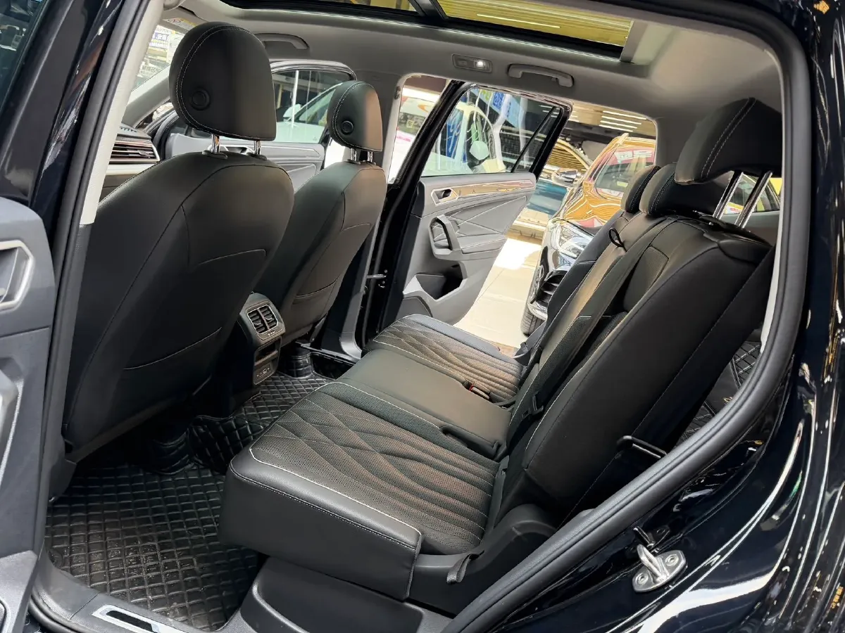 2024 Volkswagen Tiguan L 2.0T 220HP L4 7DCT,autocango,china used car exporter,china ev exporter,chinese used car exporter,chinese used ev exporter