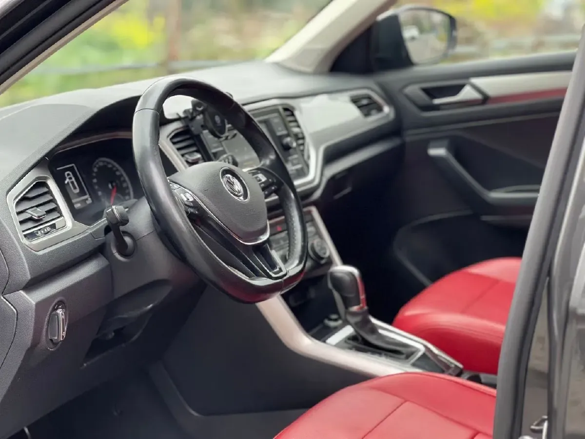 2020 Volkswagen T-Roc 1.4T 131HP L4 7DCT,autocango,china used car exporter,china ev exporter,chinese used car exporter,chinese used ev exporter