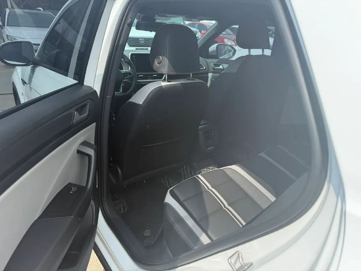 2025 Volkswagen T-Roc 1.5T 160HP L4 7DCT,autocango,china used car exporter,china ev exporter,chinese used car exporter,chinese used ev exporter