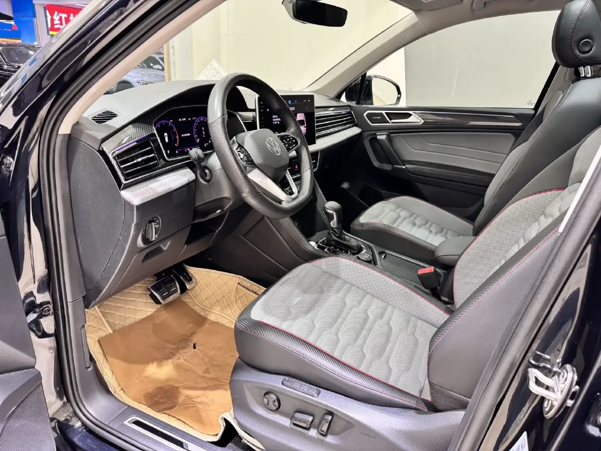 2023 Volkswagen Tiguan L 2.0T 220HP L4 7DCT,autocango,china used car exporter,china ev exporter,chinese used car exporter,chinese used ev exporter