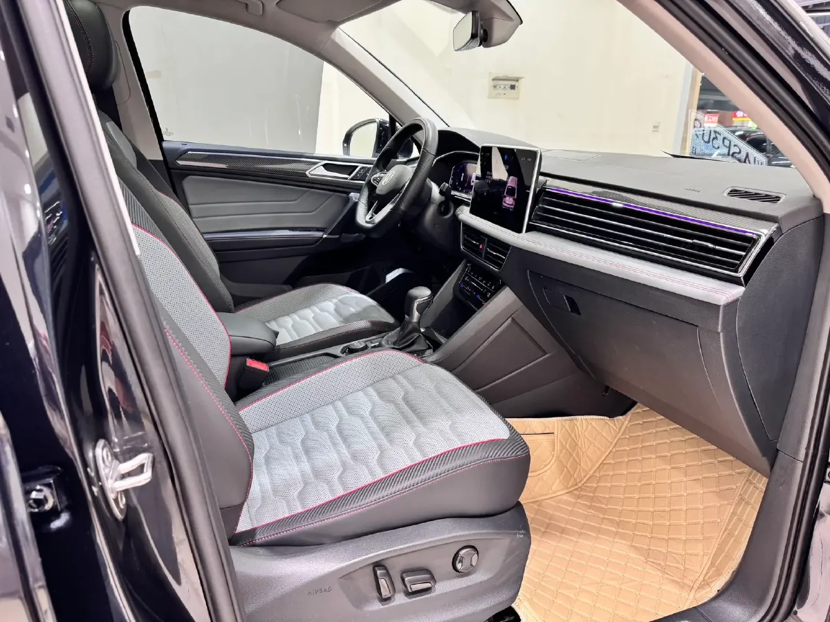 2023 Volkswagen Tiguan L 2.0T 220HP L4 7DCT,autocango,china used car exporter,china ev exporter,chinese used car exporter,chinese used ev exporter