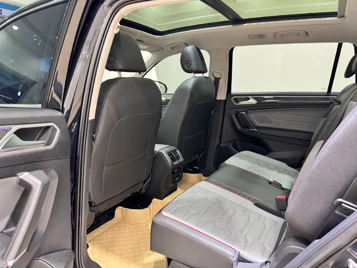 2023 Volkswagen Tiguan L 2.0T 220HP L4 7DCT,autocango,china used car exporter,china ev exporter,chinese used car exporter,chinese used ev exporter