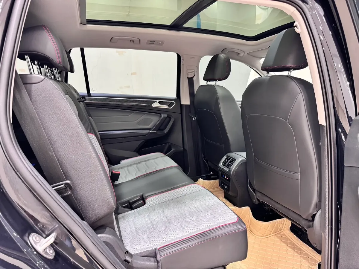 2023 Volkswagen Tiguan L 2.0T 220HP L4 7DCT,autocango,china used car exporter,china ev exporter,chinese used car exporter,chinese used ev exporter