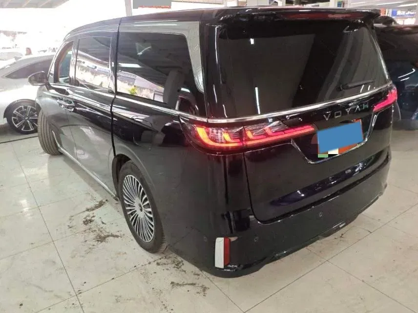 2025 Voyah Dream 1.5T 150HP L4 PHEV 41.7KWH,autocango,china used car exporter,china ev exporter,chinese used car exporter,chinese used ev exporter