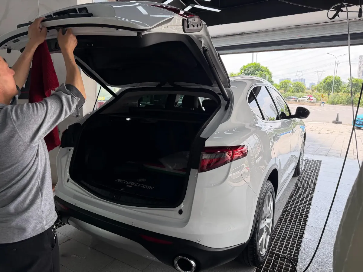 2017 Alfa Romeo Stelvio 2.0T 280HP L4 8AT,autocango,china used car exporter,china ev exporter,chinese used car exporter,chinese used ev exporter