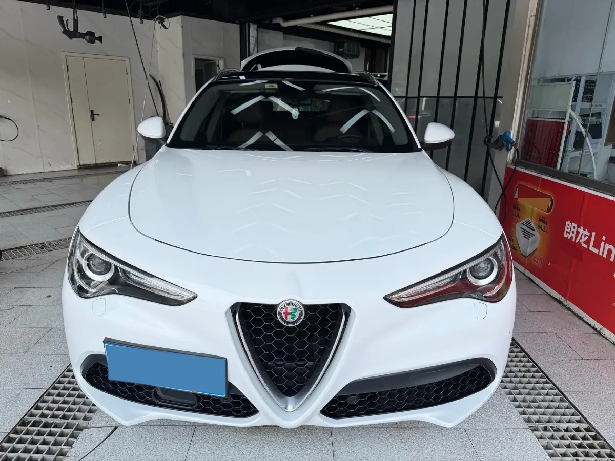2017 Alfa Romeo Stelvio 2.0T 280HP L4 8AT,autocango,china used car exporter,china ev exporter,chinese used car exporter,chinese used ev exporter