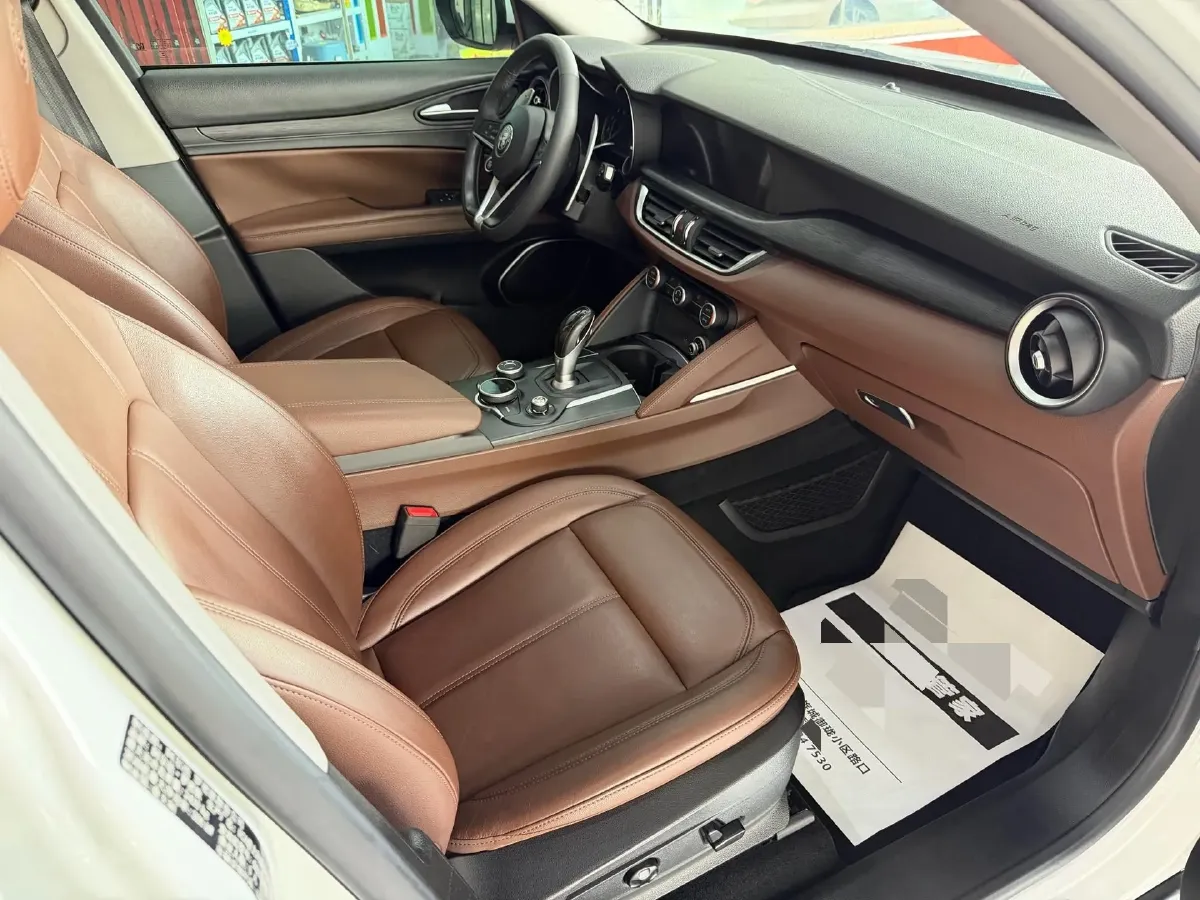 2017 Alfa Romeo Stelvio 2.0T 280HP L4 8AT,autocango,china used car exporter,china ev exporter,chinese used car exporter,chinese used ev exporter