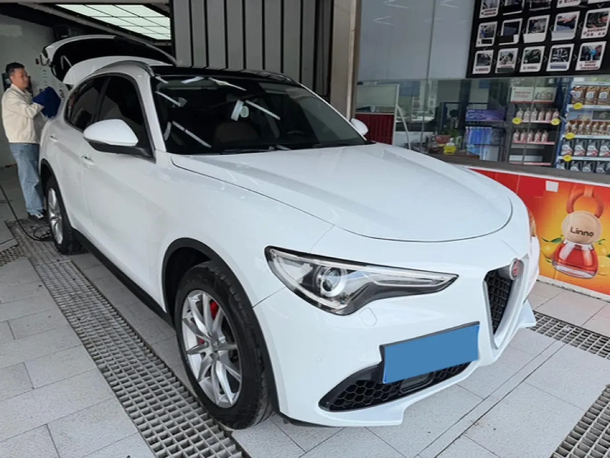 2017 Alfa Romeo Stelvio 2.0T 280HP L4 8AT,autocango,china used car exporter,china ev exporter,chinese used car exporter,chinese used ev exporter
