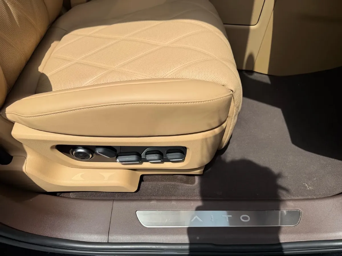 2025 AITO AITO M9 REEV 160HP REEV 52KWH,autocango,china used car exporter,china ev exporter,chinese used car exporter,chinese used ev exporter