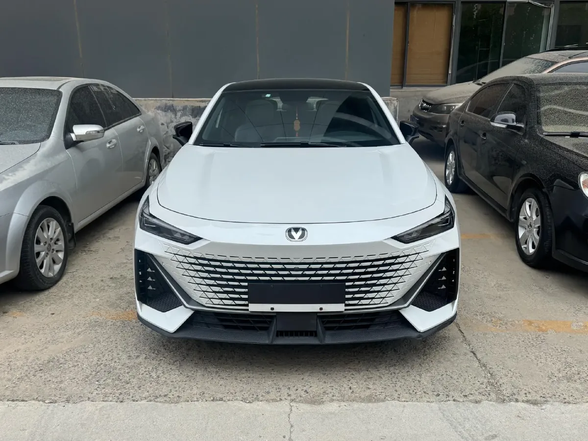 2022 ChangAn UNI-V 1.5T 188HP L4 7DCT,autocango,china used car exporter,china ev exporter,chinese used car exporter,chinese used ev exporter
