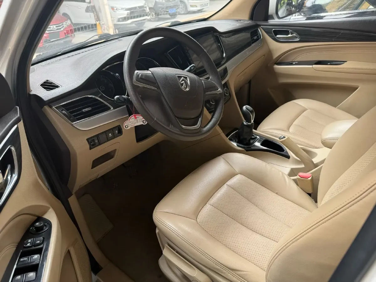 2016 BaoJun 730 1.5L 112HP L4 5MT,autocango,china used car exporter,china ev exporter,chinese used car exporter,chinese used ev exporter