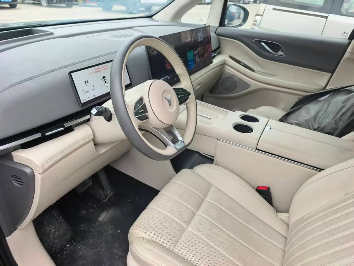 2025 Voyah Dream 1.5T 150HP L4 PHEV 41.7KWH,autocango,china used car exporter,china ev exporter,chinese used car exporter,chinese used ev exporter