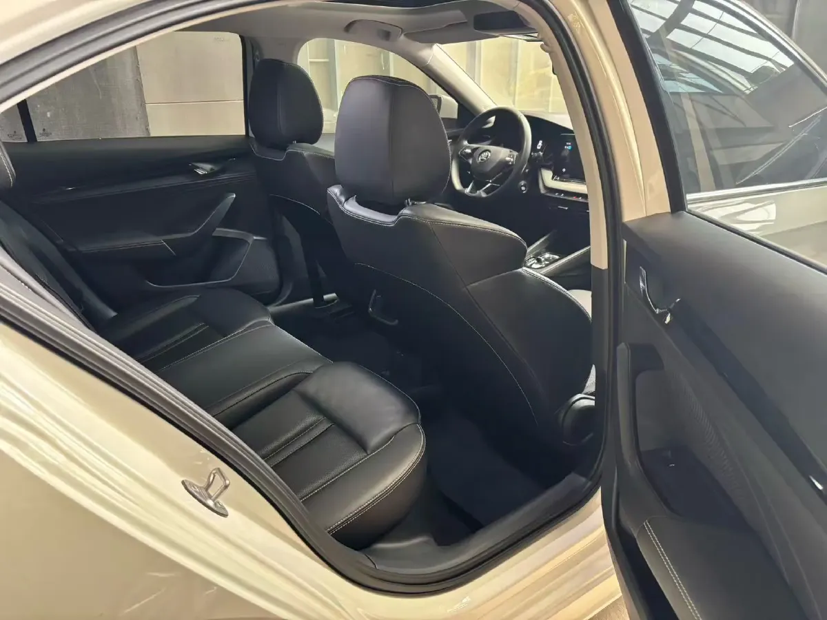 2022 Skoda Octavia 1.4T 150HP L4 7DCT,autocango,china used car exporter,china ev exporter,chinese used car exporter,chinese used ev exporter