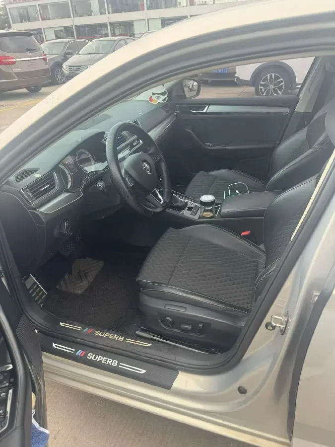 2018 Skoda Superb 1.8T 180HP L4 7DCT,autocango,china used car exporter,china ev exporter,chinese used car exporter,chinese used ev exporter