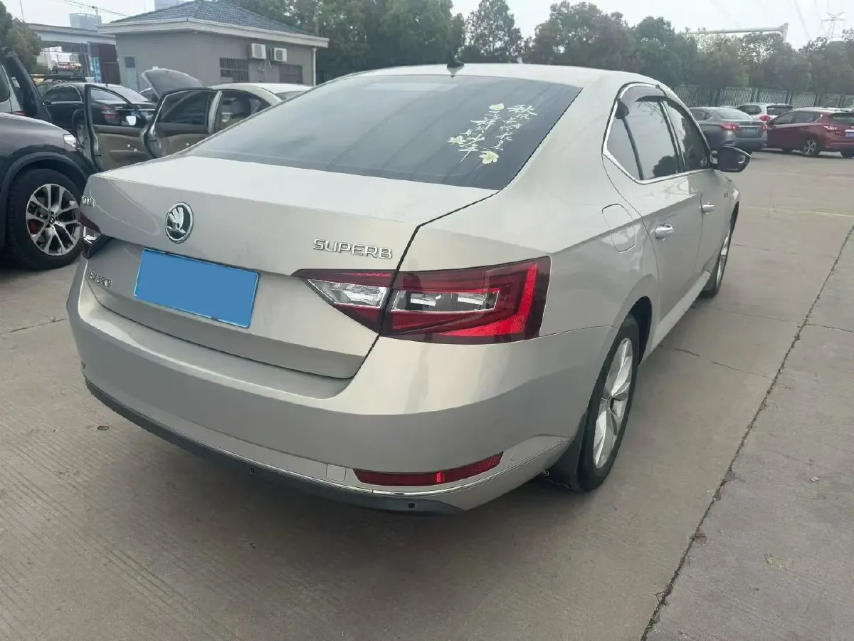 2018 Skoda Superb 1.8T 180HP L4 7DCT,autocango,china used car exporter,china ev exporter,chinese used car exporter,chinese used ev exporter