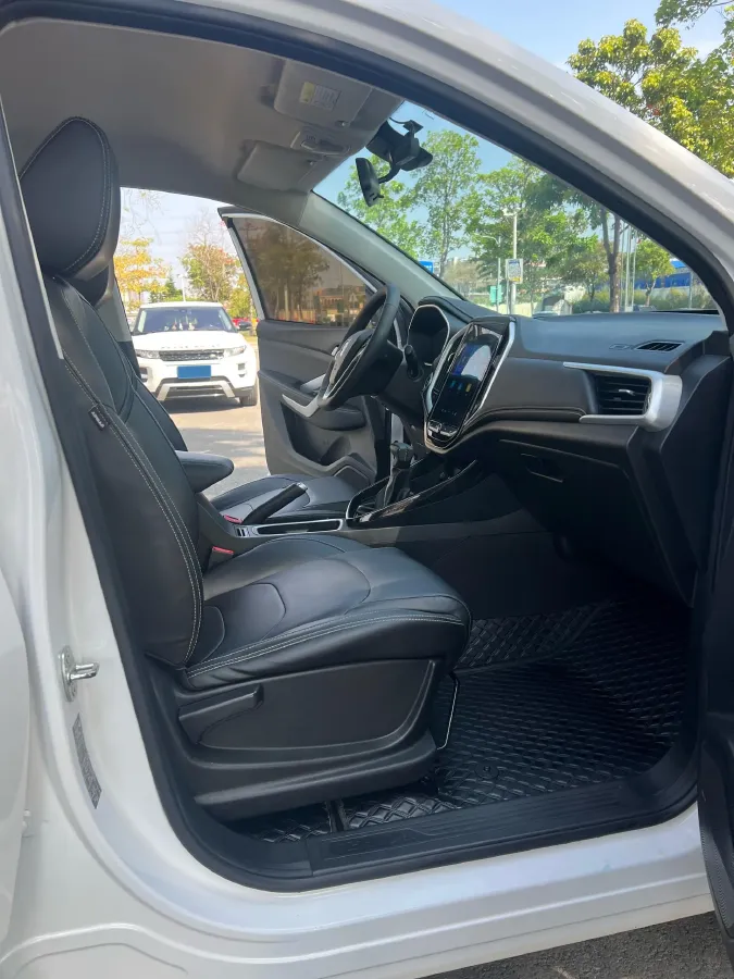 2021 BaoJun 530 1.5T 147HP L4 6MT,autocango,china used car exporter,china ev exporter,chinese used car exporter,chinese used ev exporter